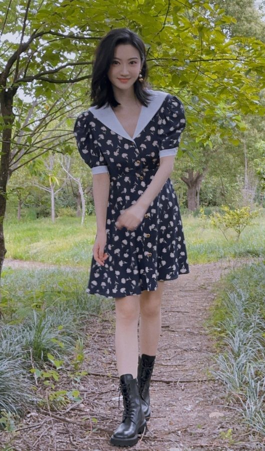 景甜扮相清纯拍摄美照，花裙下细腿白嫩(4/11)
