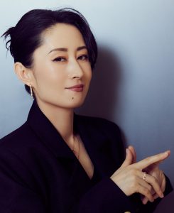 大姐刘敏涛穿黑色西装踩细高跟优雅大气