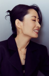 大姐刘敏涛穿黑色西装踩细高跟优雅大气