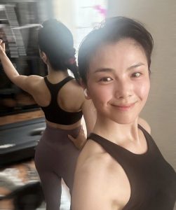 刘涛穿紧身瑜伽裤健身练就细腰大翘臀
