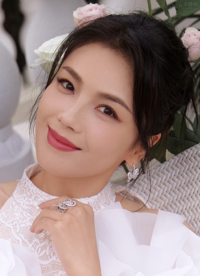 女明星刘涛身穿修身露背鱼尾裙大秀熟女韵味身姿(2/12)