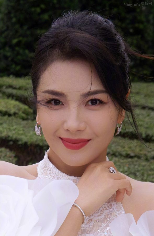 女明星刘涛身穿修身露背鱼尾裙大秀熟女韵味身姿(5/12)