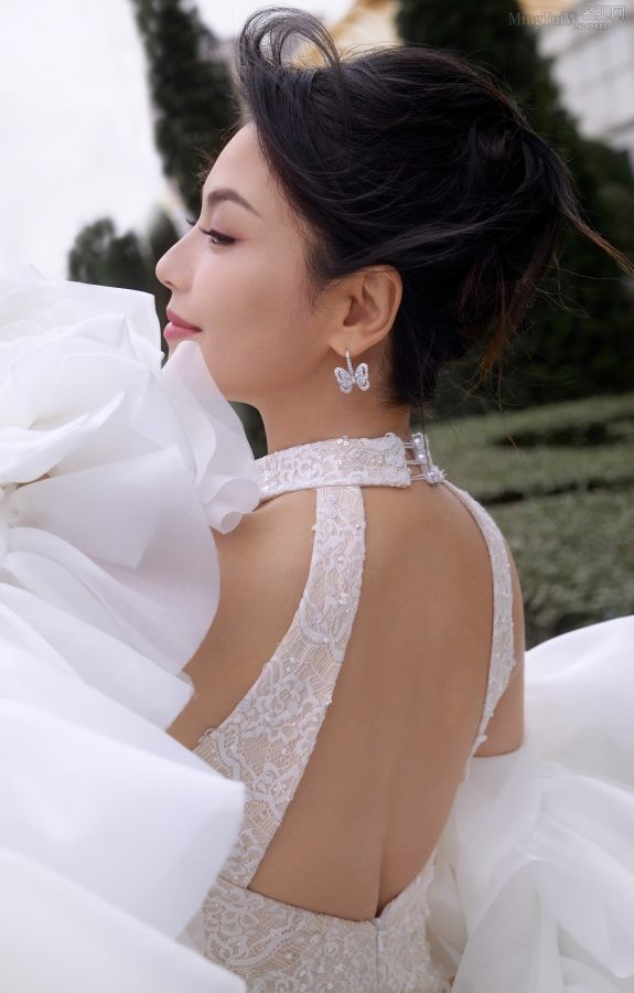女明星刘涛身穿修身露背鱼尾裙大秀熟女韵味身姿(6/12)
