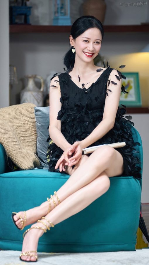 《遇见友情人》倪虹洁坐在沙发上翘美腿坐姿(1/2)