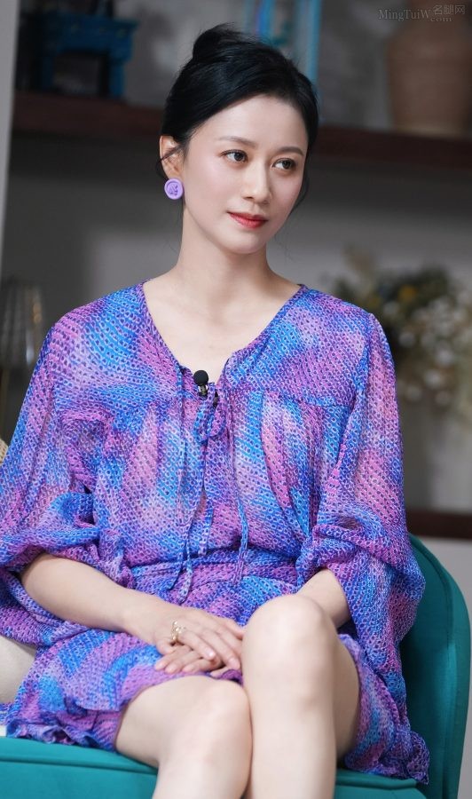 倪虹洁录制节目里美玉腿穿性感细跟高跟鞋(2/3)