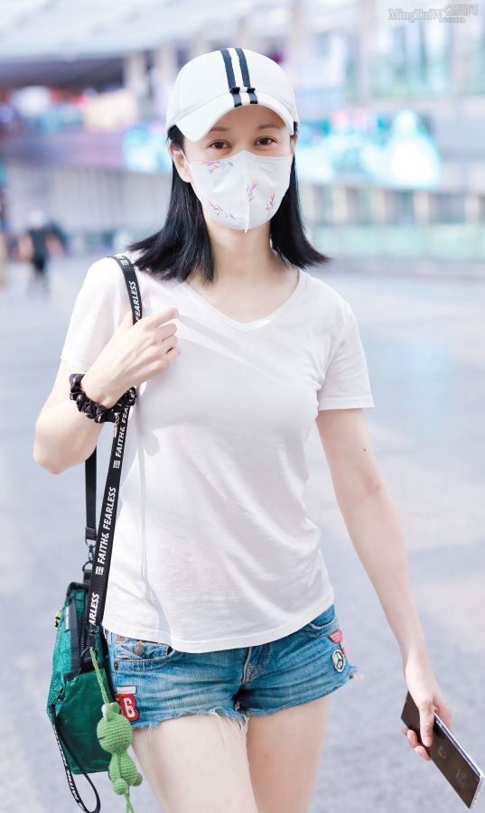 倪虹洁穿牛仔超短裤展露白皙大腿(4/6)