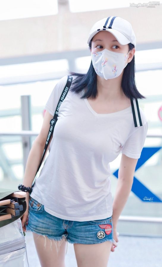 Ni Hongjie wears denim shorts to show off her fair thighs(5/6)