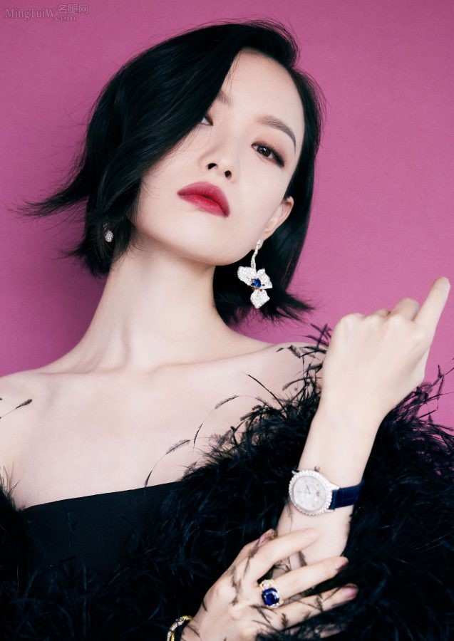 倪妮一袭羽毛束腰黑裙亮相时尚文化大赏，媚眼红唇魅力动人(4/9)