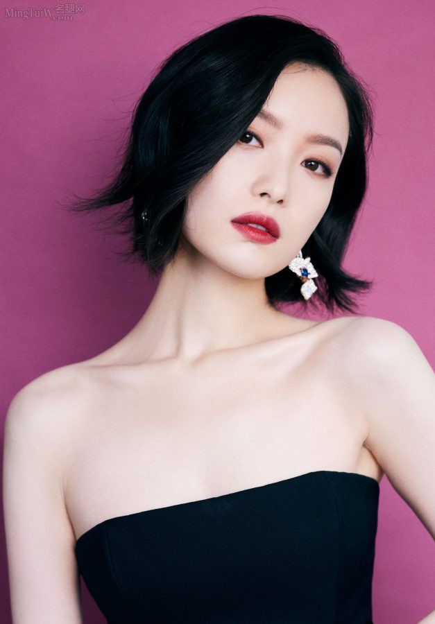 倪妮一袭羽毛束腰黑裙亮相时尚文化大赏，媚眼红唇魅力动人(6/9)