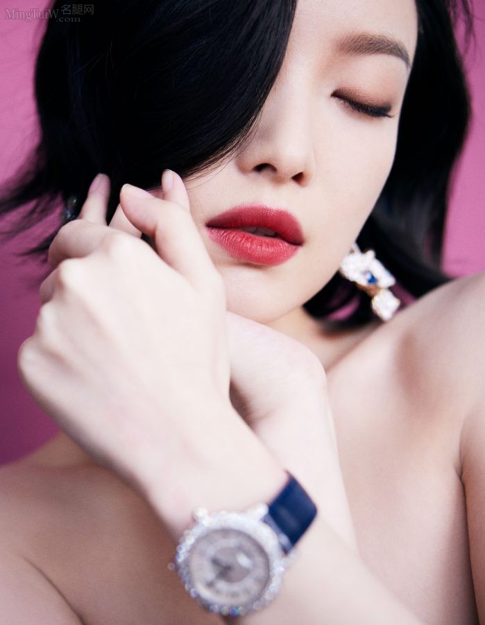 倪妮一袭羽毛束腰黑裙亮相时尚文化大赏，媚眼红唇魅力动人(7/9)