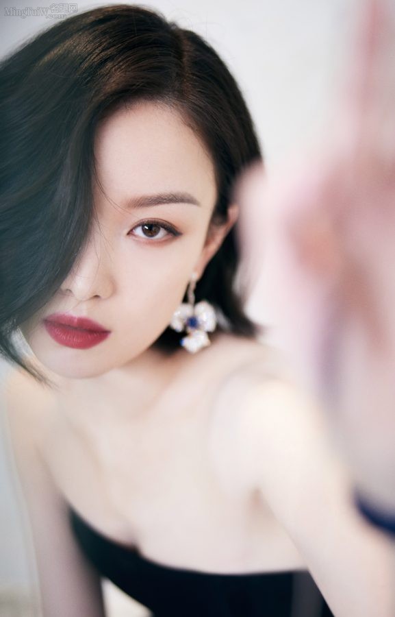 倪妮一袭羽毛束腰黑裙亮相时尚文化大赏，媚眼红唇魅力动人(8/9)