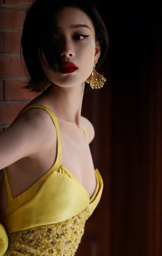 倪妮身着高定黄色吊带礼服秀美足，最后有和杨颖的自拍合照（第10张/共12张）
