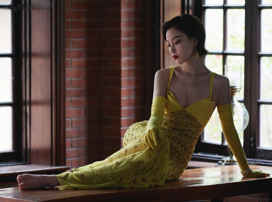 Ni Ni showed off her beautiful feet in a high-end yellow suspender dress, and finally took a selfie with Yang Ying(2/12)