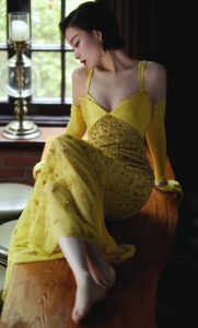 倪妮身着高定黄色吊带礼服秀美足，最后有和杨颖的自拍合照