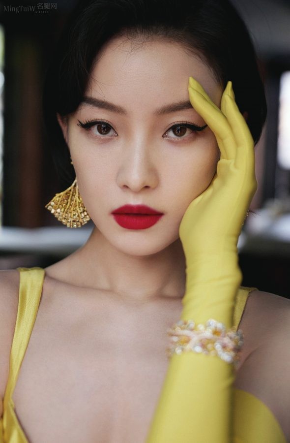 Ni Ni showed off her beautiful feet in a high-end yellow suspender dress, and finally took a selfie with Yang Ying(7/12)