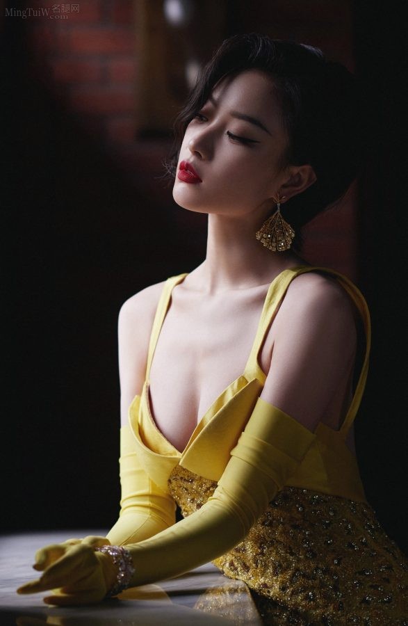 倪妮身着高定黄色吊带礼服秀美足，最后有和杨颖的自拍合照（第8张/共12张）