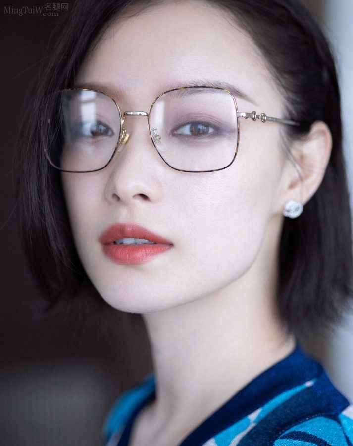 倪妮带眼镜增添知性气质，穿开衩裙露出白皙大腿(5/8)