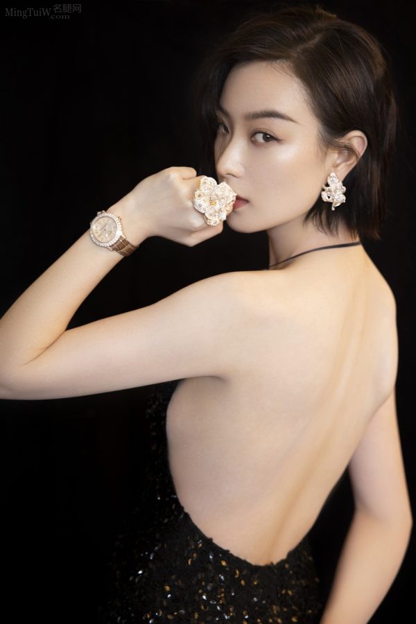 倪妮身着性感吊带深V亮片礼服大秀光滑白皙美背(1/11)