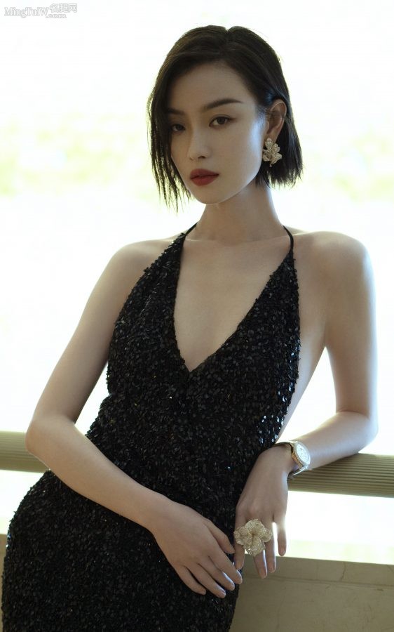 倪妮身着性感吊带深V亮片礼服大秀光滑白皙美背(10/11)