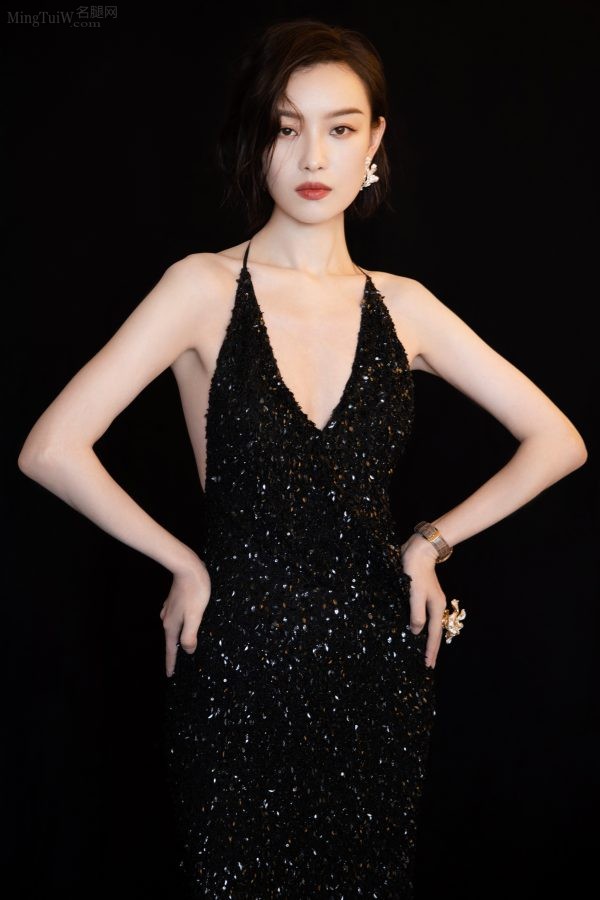倪妮身着性感吊带深V亮片礼服大秀光滑白皙美背(3/11)