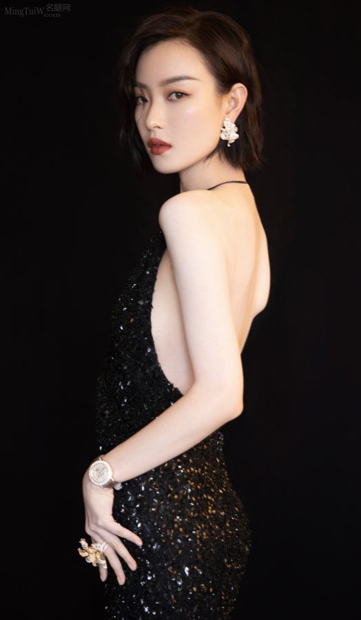 倪妮身着性感吊带深V亮片礼服大秀光滑白皙美背(4/11)