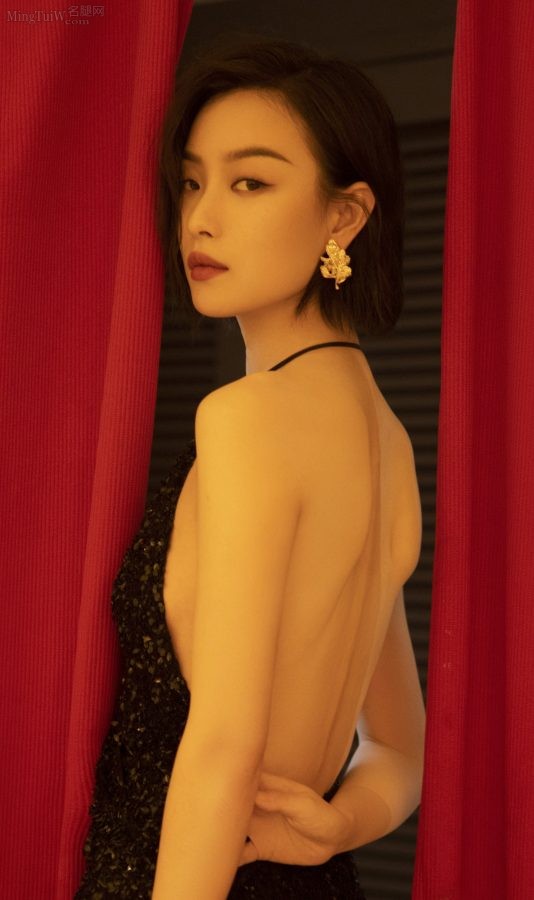 倪妮身着性感吊带深V亮片礼服大秀光滑白皙美背(5/11)