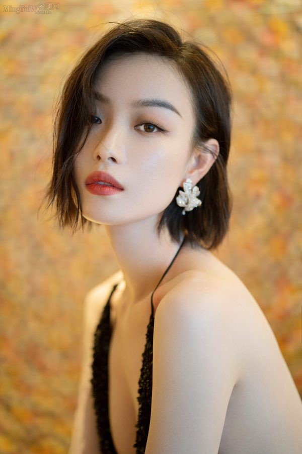倪妮身着性感吊带深V亮片礼服大秀光滑白皙美背(7/11)
