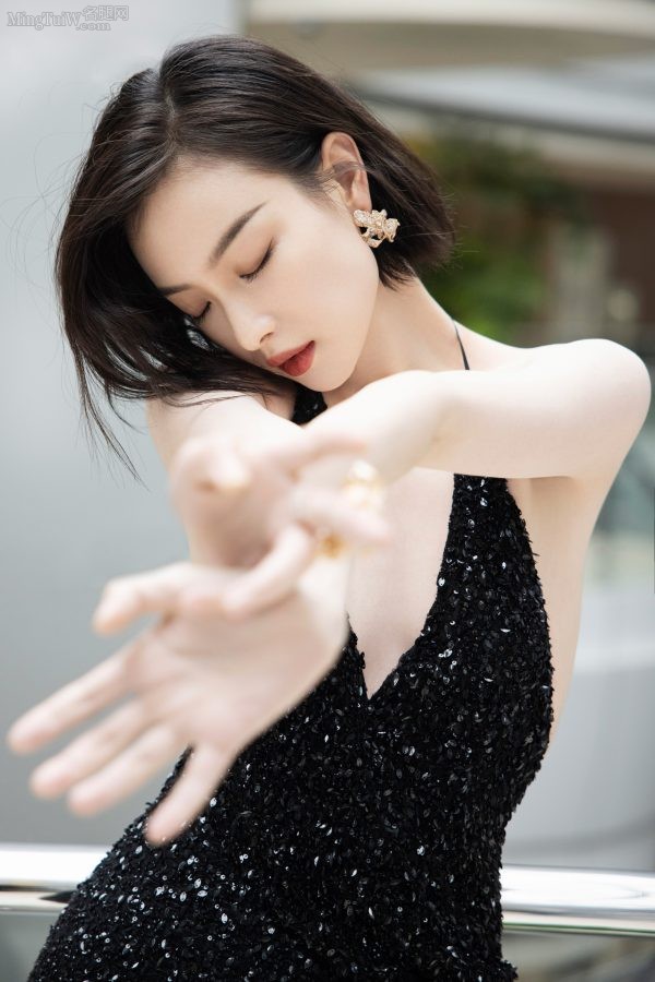倪妮身着性感吊带深V亮片礼服大秀光滑白皙美背(9/11)