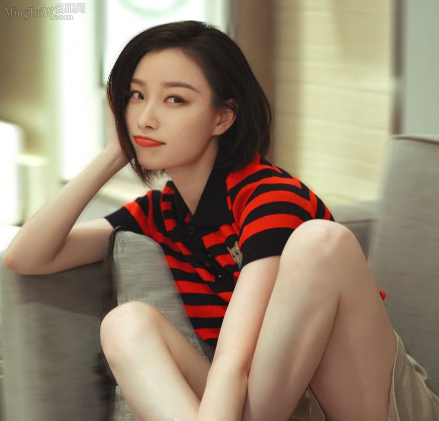 倪妮白腿美颜嘟嘴可爱(1/5)
