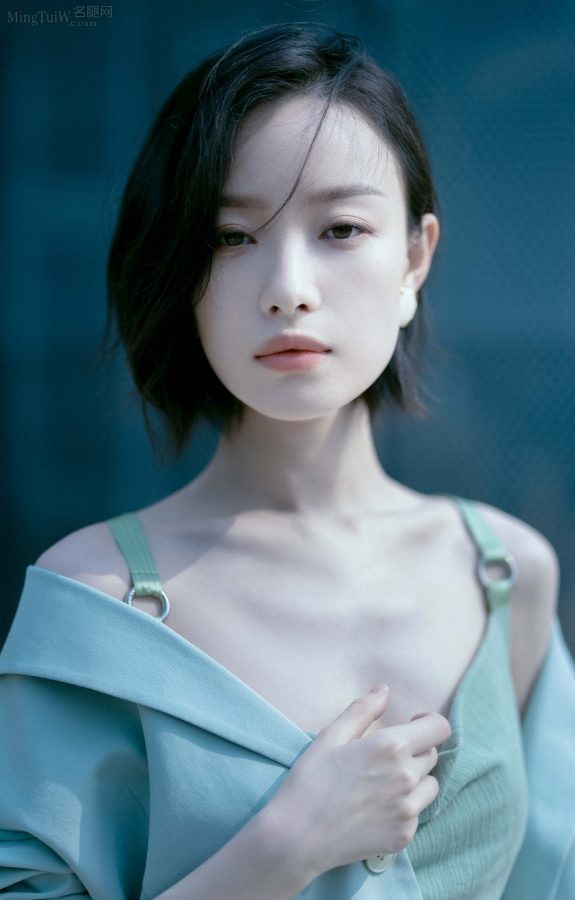 倪妮身穿清新蓝色开叉套装秀白玉美腿(10/10)