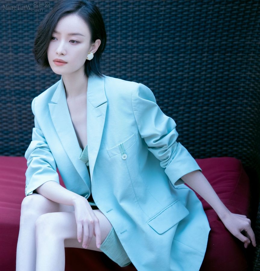 倪妮身穿清新蓝色开叉套装秀白玉美腿(7/10)