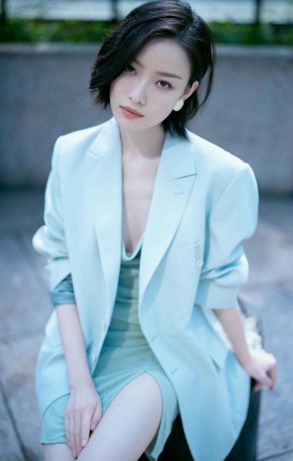 倪妮身穿清新蓝色开叉套装秀白玉美腿(8/10)