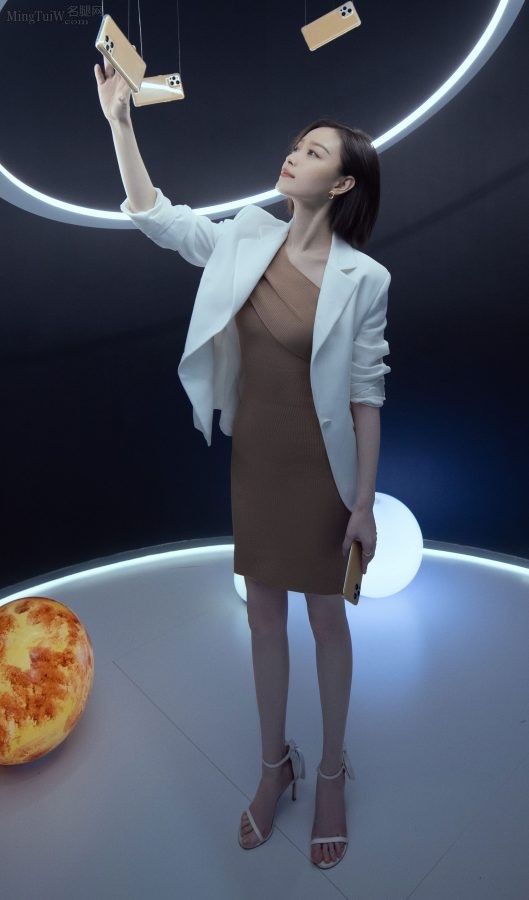 OPPO mobile phone spokesperson Ni Ni shows off her slender legs in a pair of high heels(6/10)