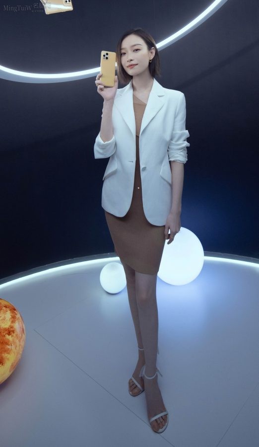 OPPO手机代言人倪妮细腿穿一字带高跟秀美足(7/10)