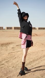倪妮站在沙漠里细腿白滑