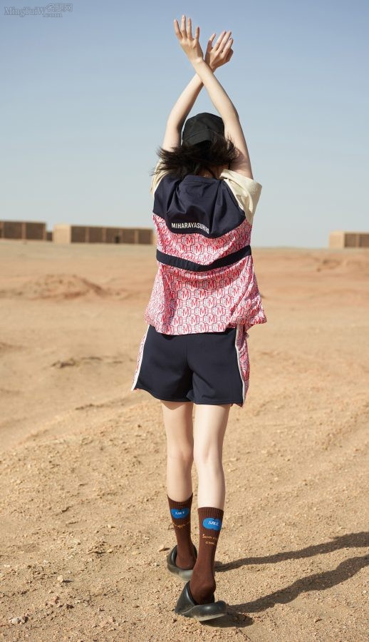倪妮站在沙漠里细腿白滑（第3张/共4张）