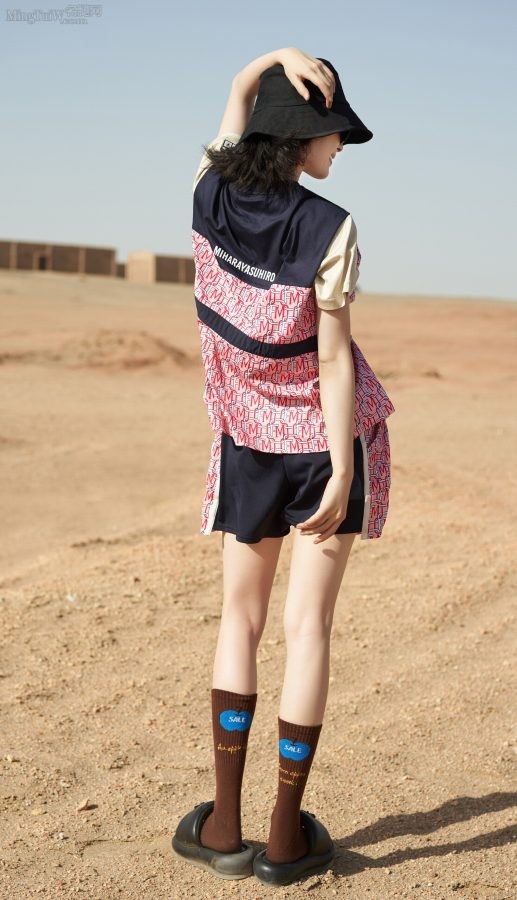 倪妮站在沙漠里细腿白滑（第4张/共4张）