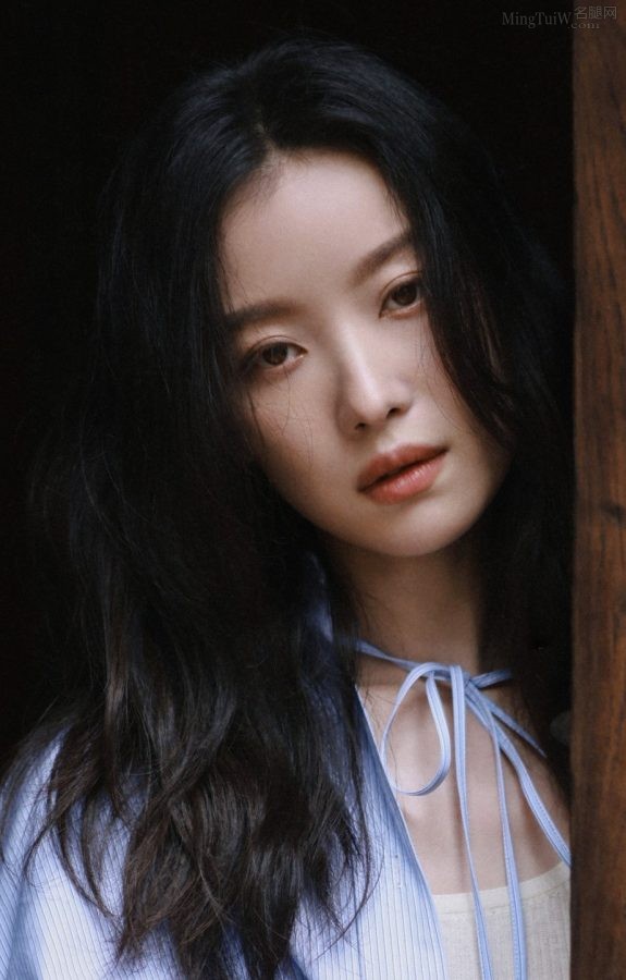 倪妮穿一身竖条纹套装细长腿参加GucciAncora大秀(4/11)