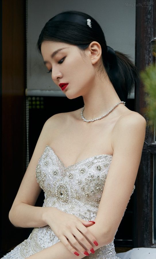 乔欣浓妆华丽出镜，穿低胸礼服大秀事业线(1/5)