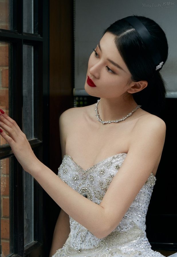 乔欣浓妆华丽出镜，穿低胸礼服大秀事业线(2/5)