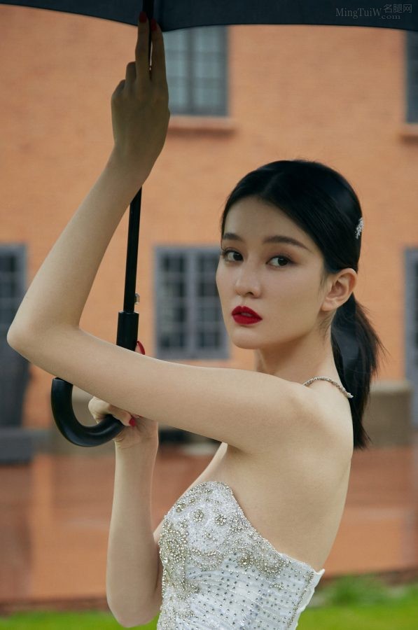 乔欣浓妆华丽出镜，穿低胸礼服大秀事业线(4/5)
