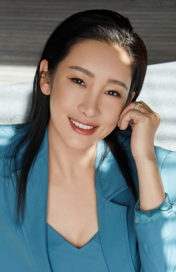 Qin Hailu's white suit + blue suit + stiletto heels, elegant, capable and elegant(4/4)
