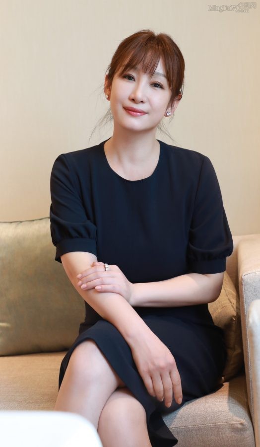 美丽成熟的秦海璐穿红高根翘二郎腿(2/4)