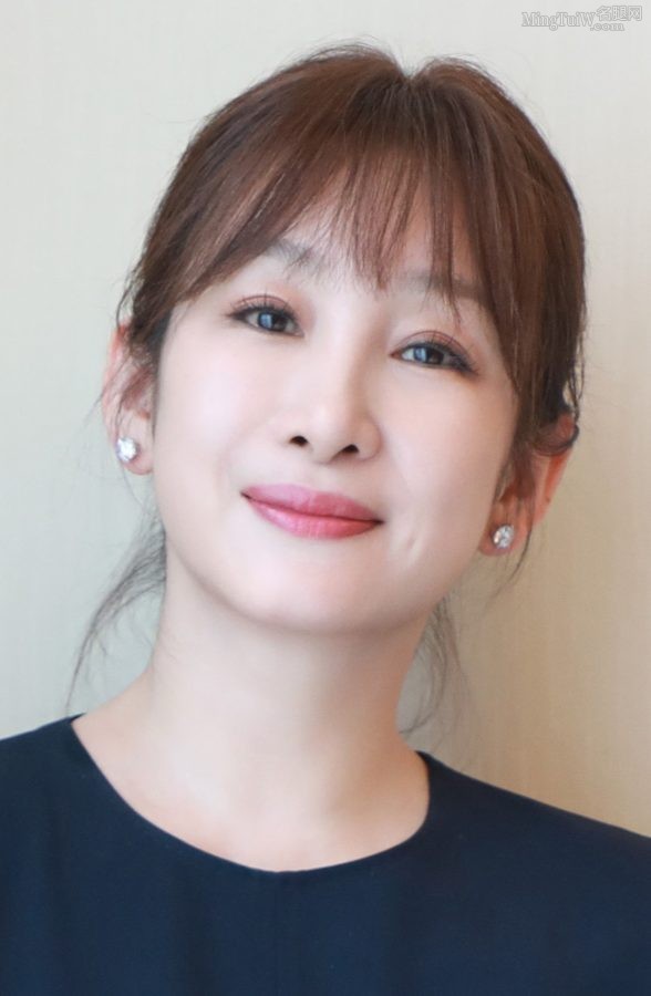 美丽成熟的秦海璐穿红高根翘二郎腿(4/4)