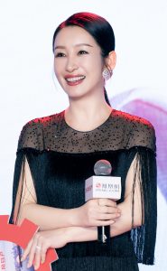 45岁女演员秦海璐玉腿穿Giuseppe Zanotti高跟鞋优雅浪漫