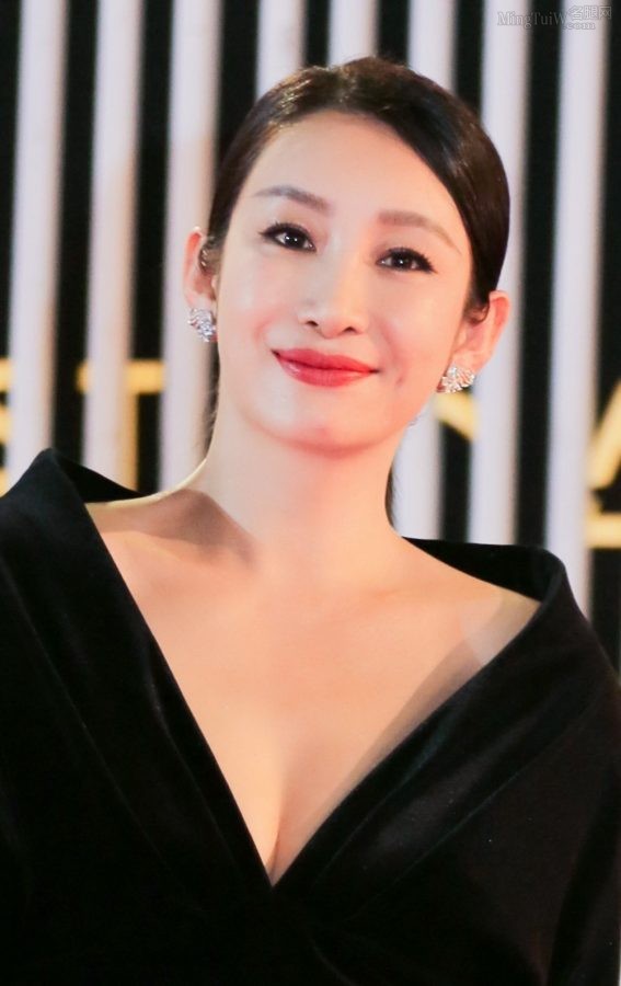 秦海璐穿深V丝绒黑裙露出一条深沟(7/13)