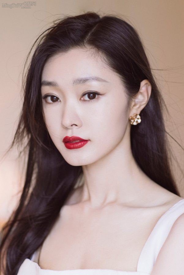 来欣赏宋轶的高清美脸红唇(1/3)
