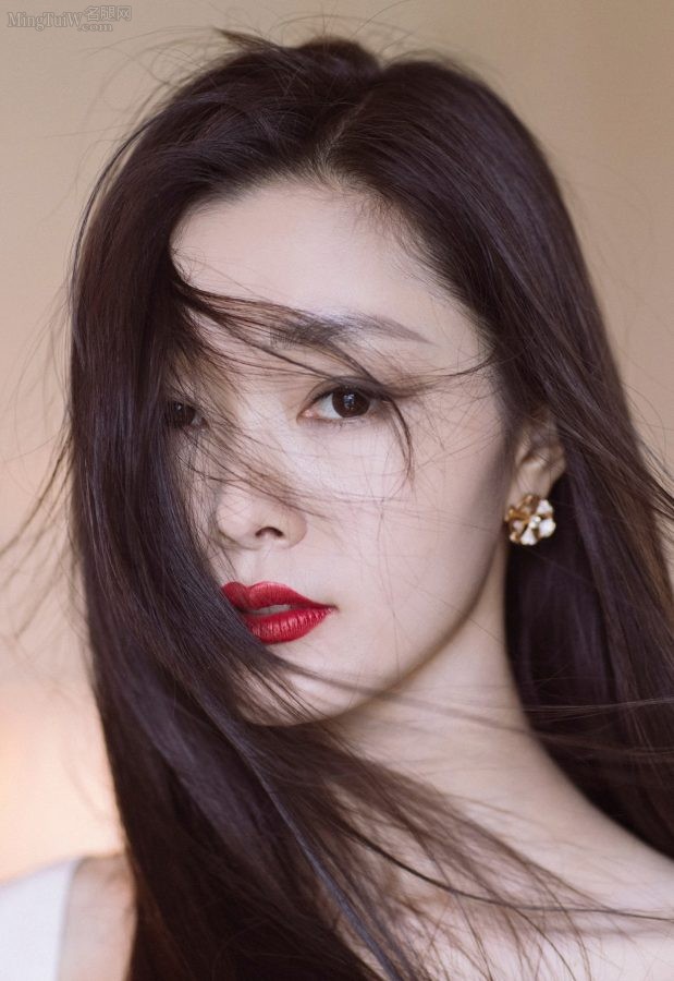 来欣赏宋轶的高清美脸红唇(2/3)