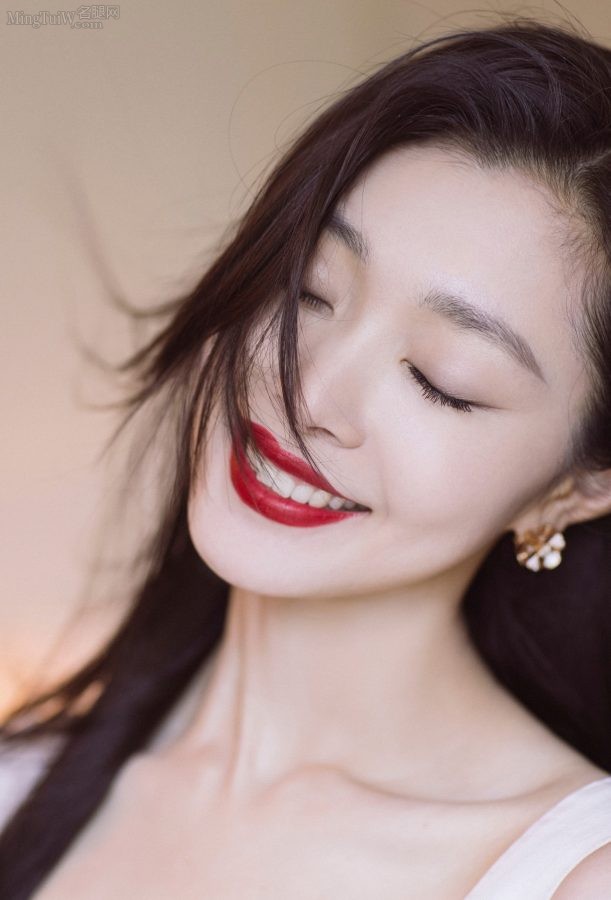 来欣赏宋轶的高清美脸红唇(3/3)