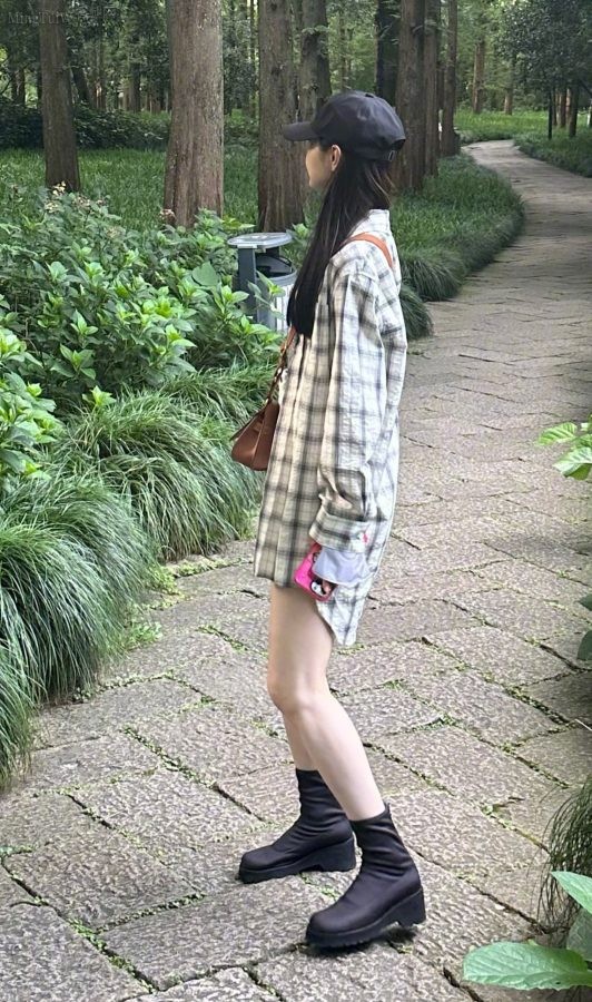 宋轶坐在公园长椅上大白腿迷人(4/5)